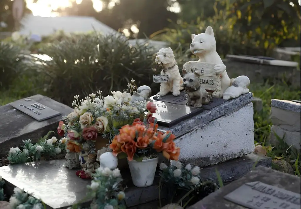 um túmulo de um cachorro.