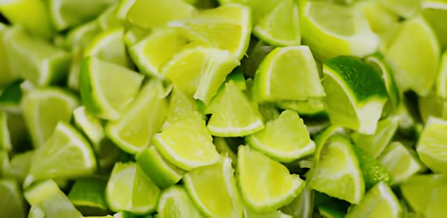 vários limão cortados em pedaços pequenos.