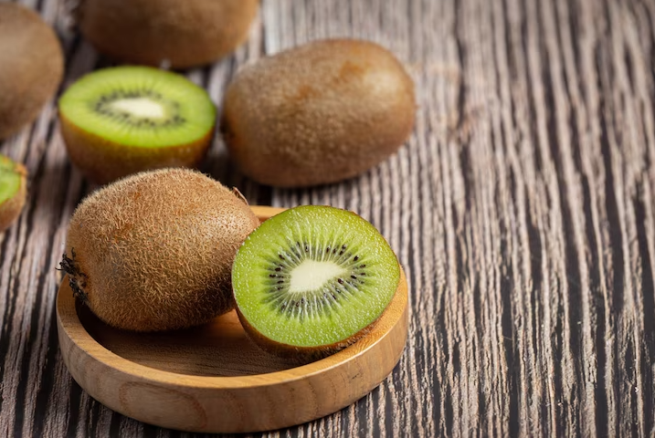 vários kiwi juntos.
