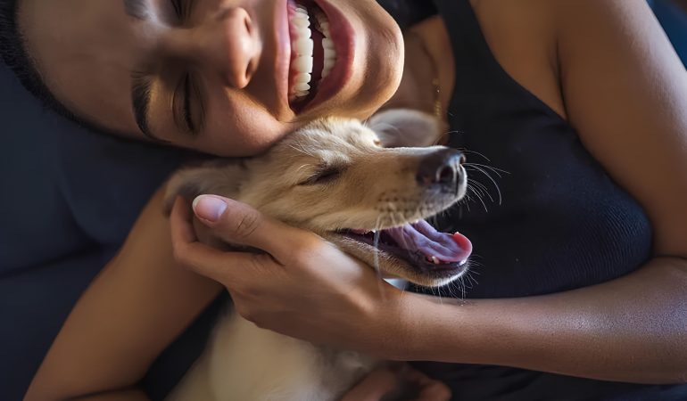 uma mulher abraçando seu cachorro feliz.