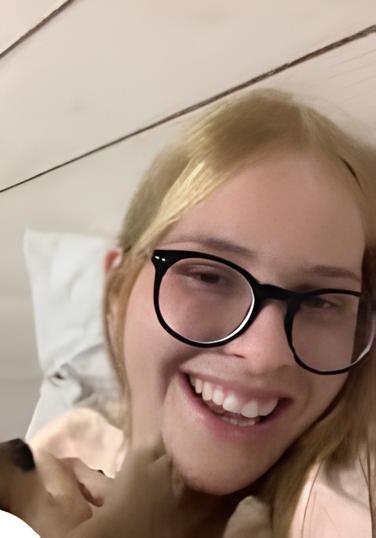 um lulu da pomerânia com ciumes de sua tutora.