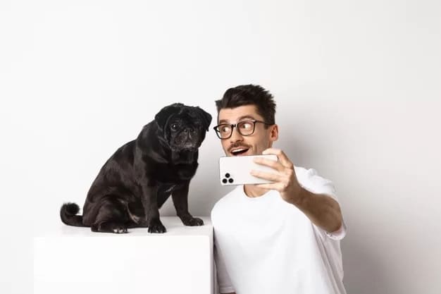 um cachorro junto com seu dono tirando uma selfi.