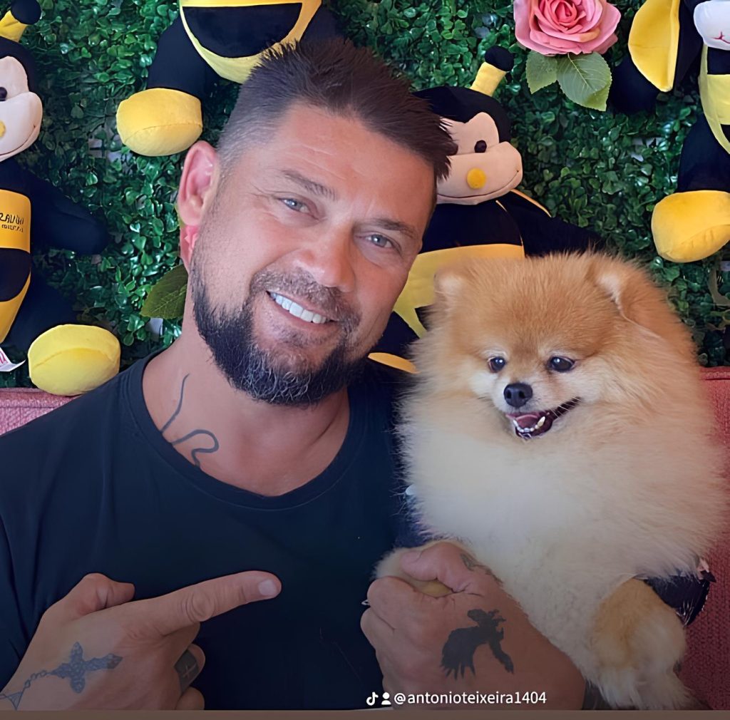 um homem com seu cachorro Lulu da Pomerânia chamado Zé em seu colo.