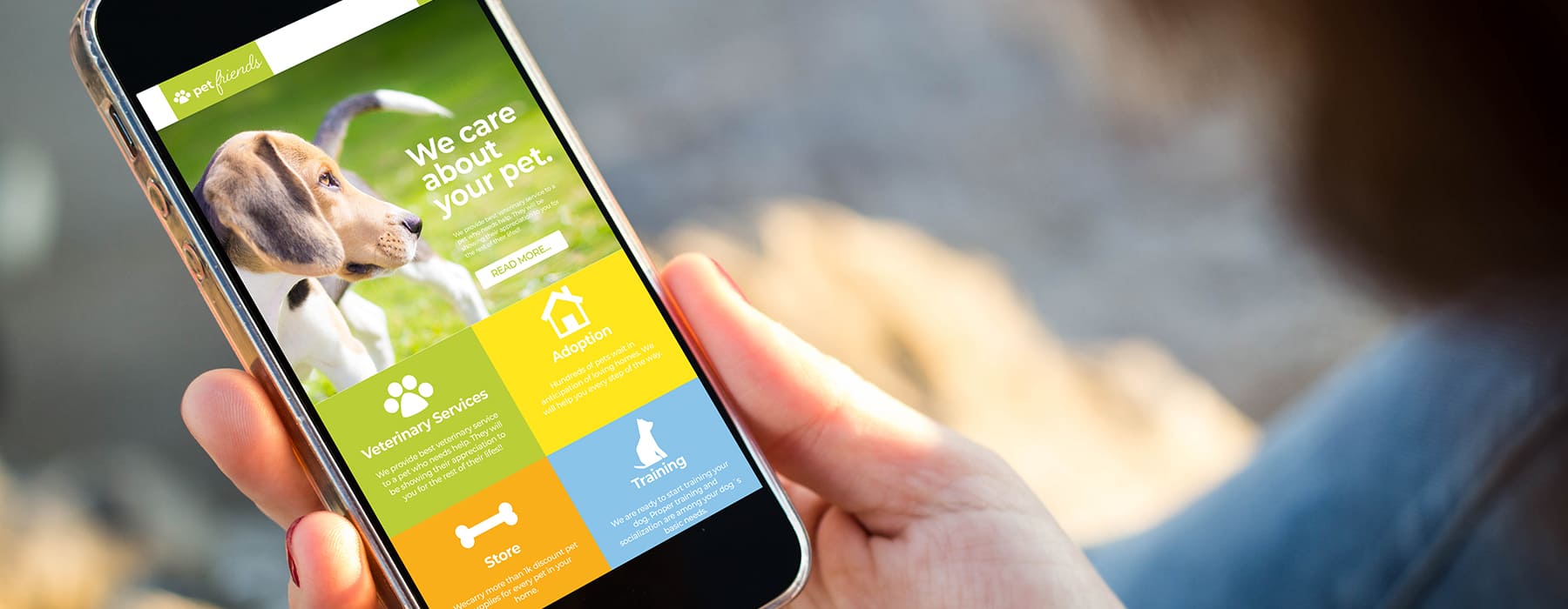um pessoa com um celular na mão mexendo em um app para tutores de cães.