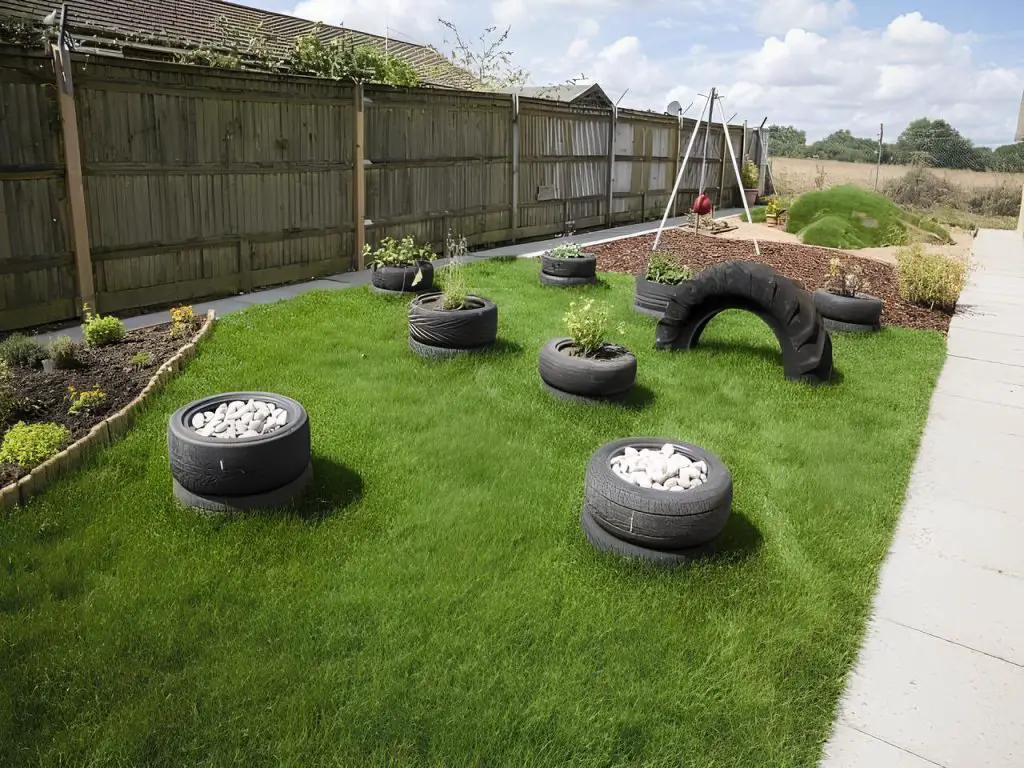 um jardim feito para pets brincarem, com pneus e plantas.