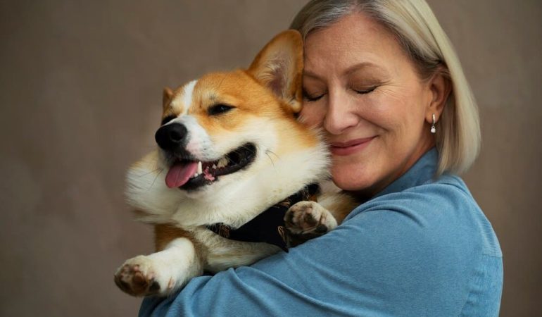 uma senhora idosa abraçada com um cachorro.
