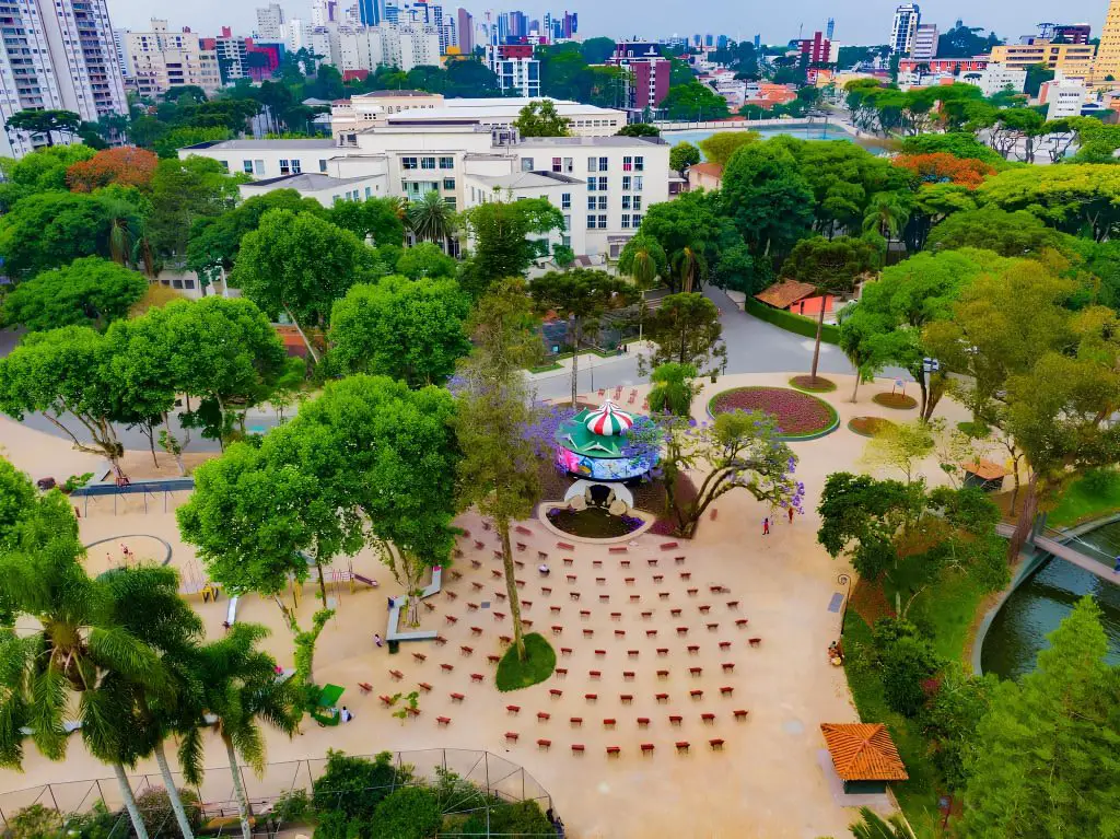 passeio público localizado em curitiba.