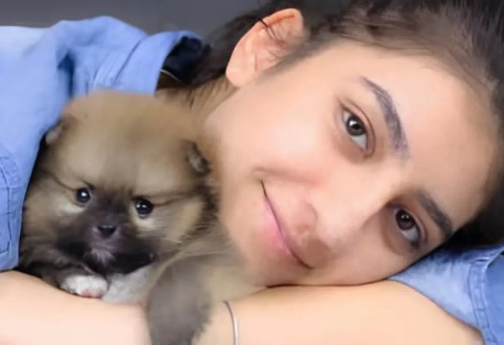 uma menina com seu lulu da pomerânia.