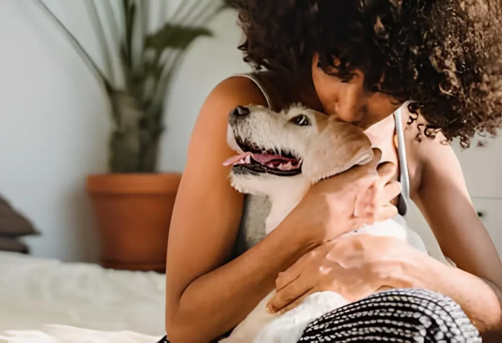 um cachorro com sua tutora.