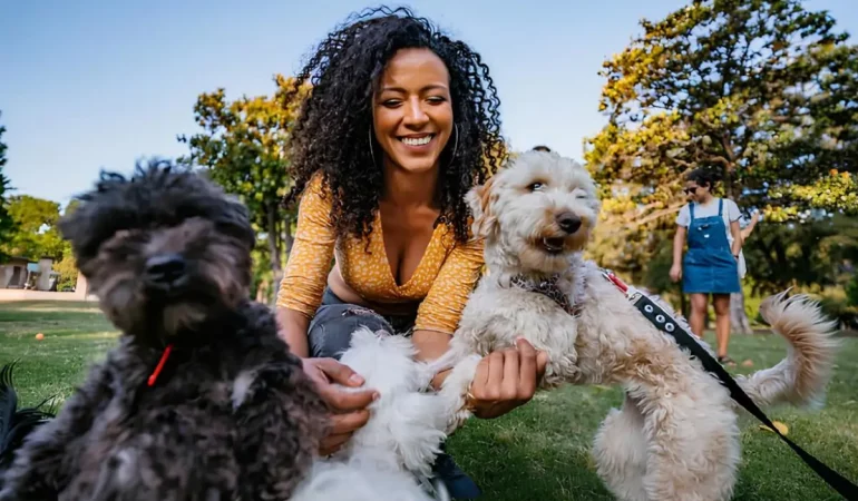 uma mulher passeando com seus cachorros.