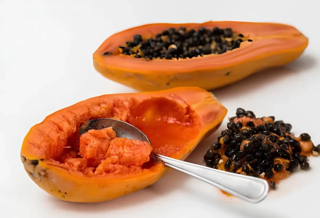 mamão em cima de uma mesa.