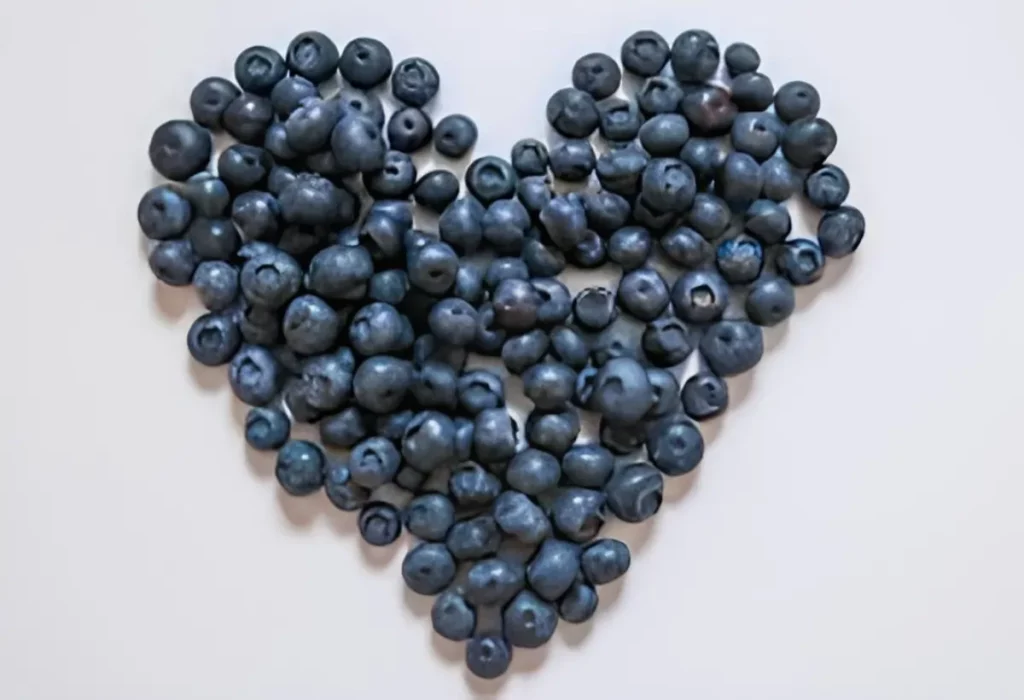 vários mirtilos formando um coração.