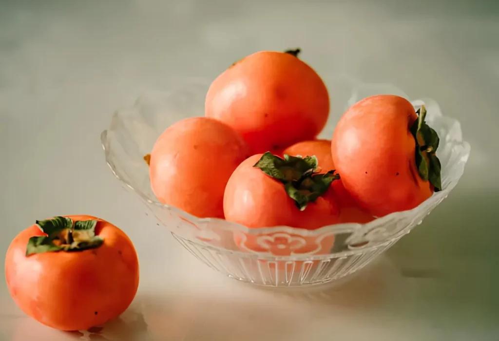 vários caquis em cima de uma mesa.