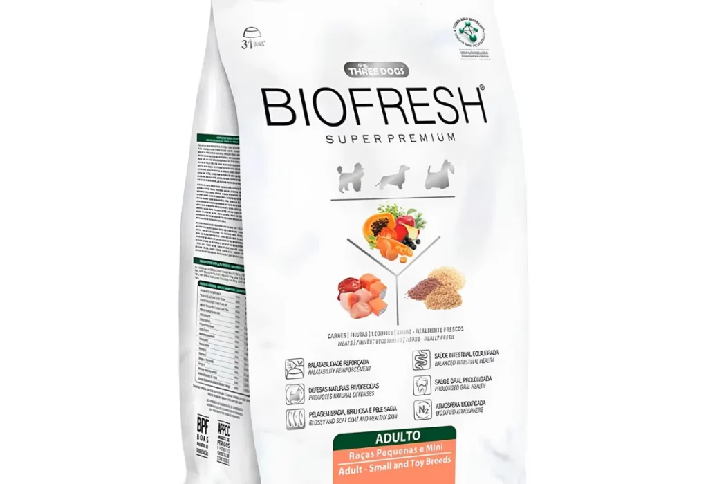 um pacote de ração d marca Biofresh.