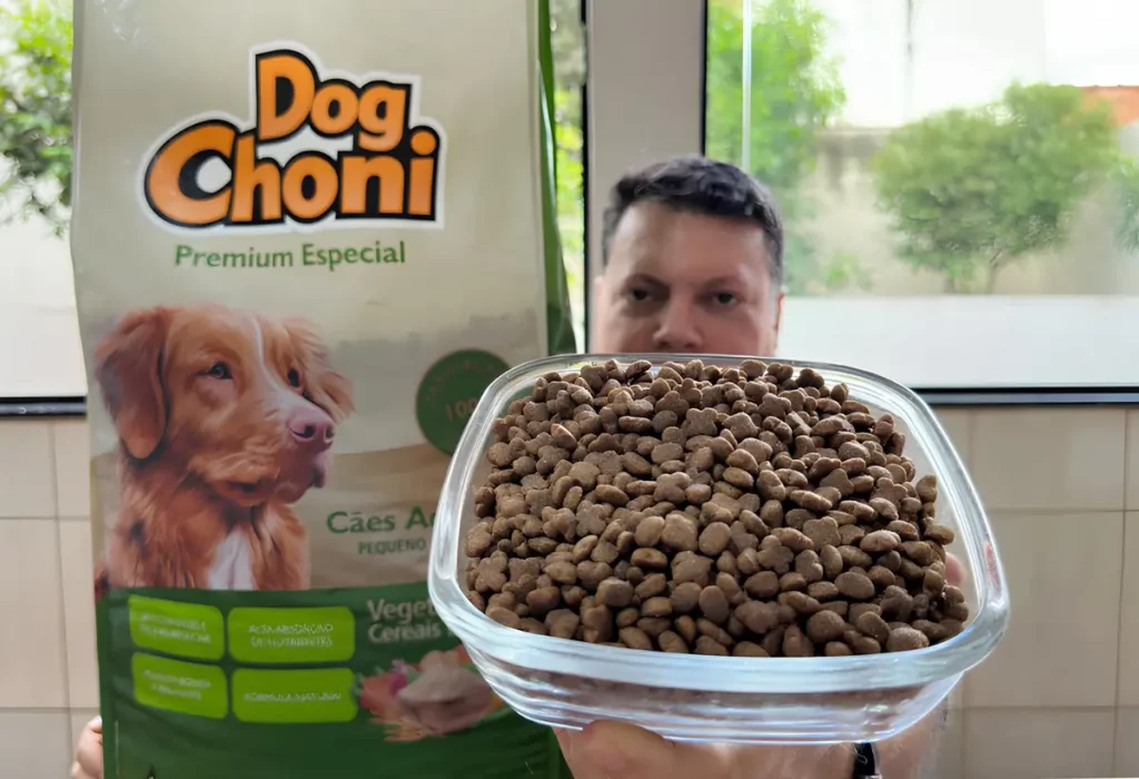 Um homem com uma tigela de ração da marca dog choni.