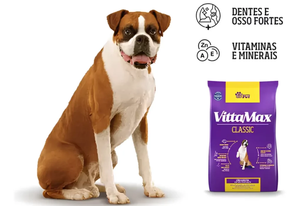 Um cachorro sentado e ao seu lado um pacote de ração da marca vitta max.