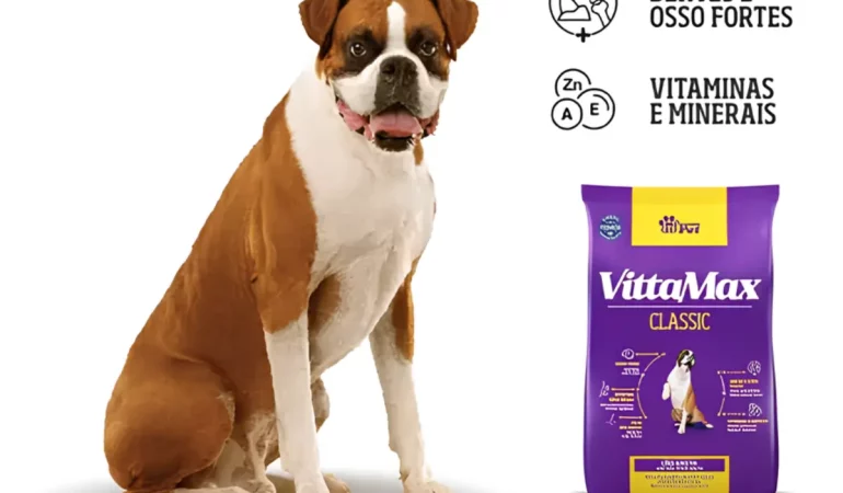 Um cachorro sentado e ao seu lado um pacote de ração da marca vitta max.