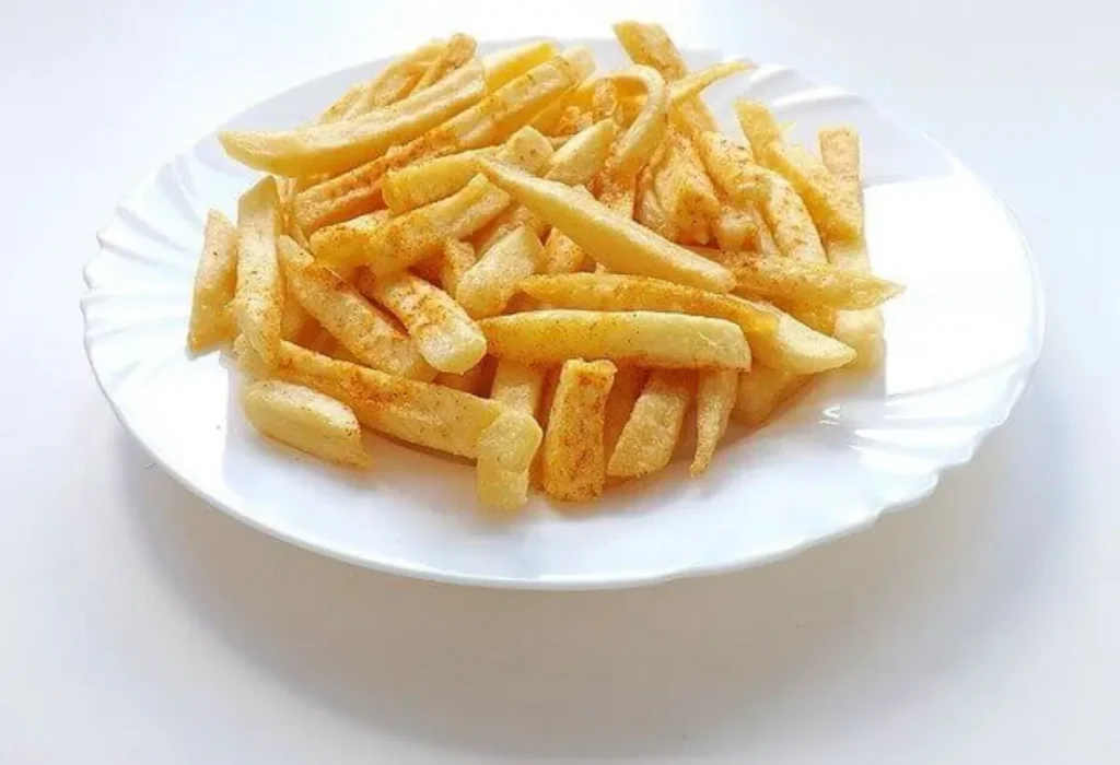 Um prato com batatas fritas.