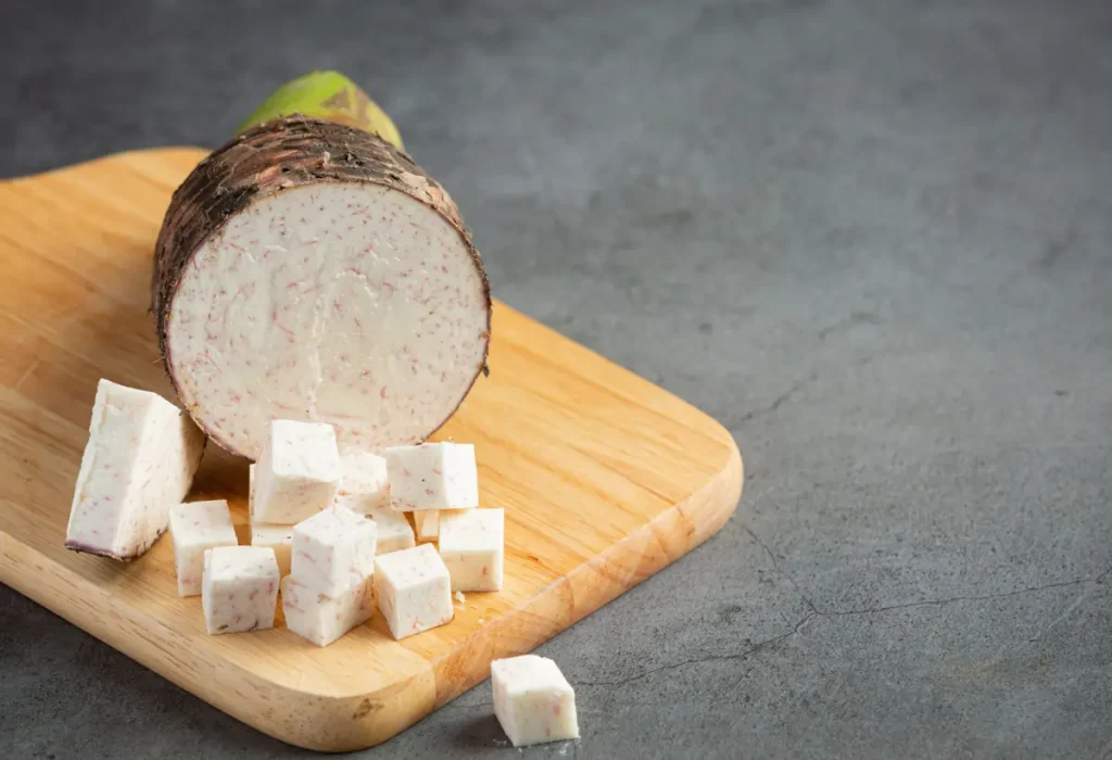 inhame em cima de uma mesa.