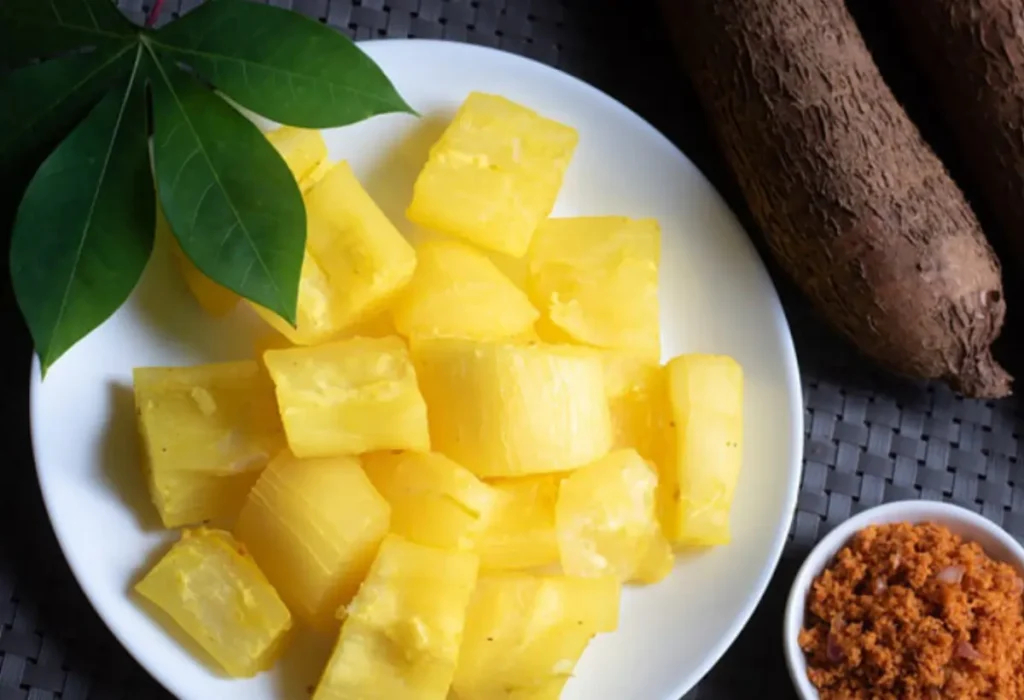 Um prato com pedaços de mandioca cozida.