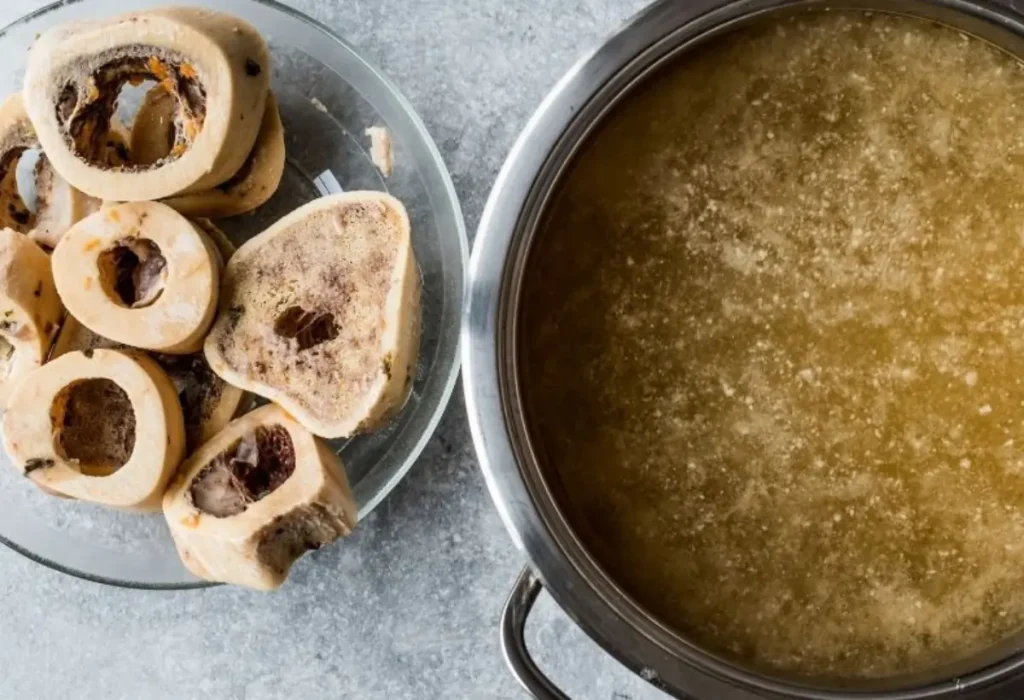 Uma panela com calda de ossos para cães.