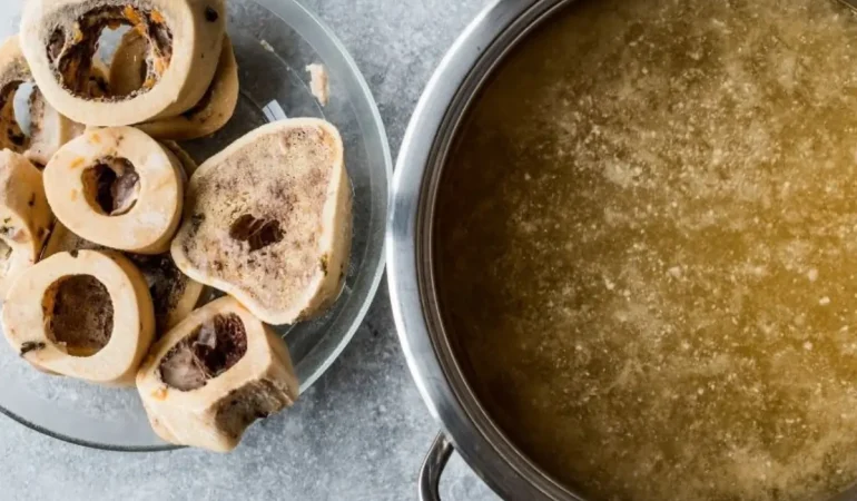 Uma panela com calda de ossos para cães.