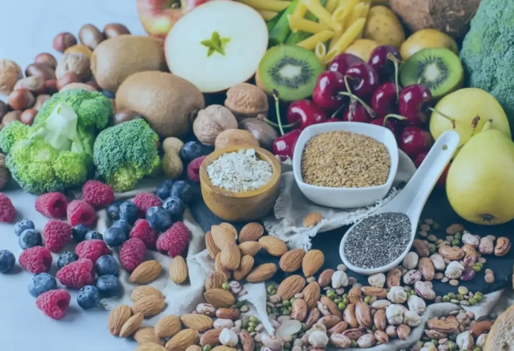 vários alimentos ricos em fibras.